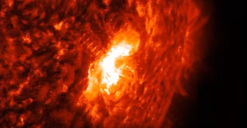 Gigantska sunčeva pjega oslobađa dvije snažne solarne baklje
