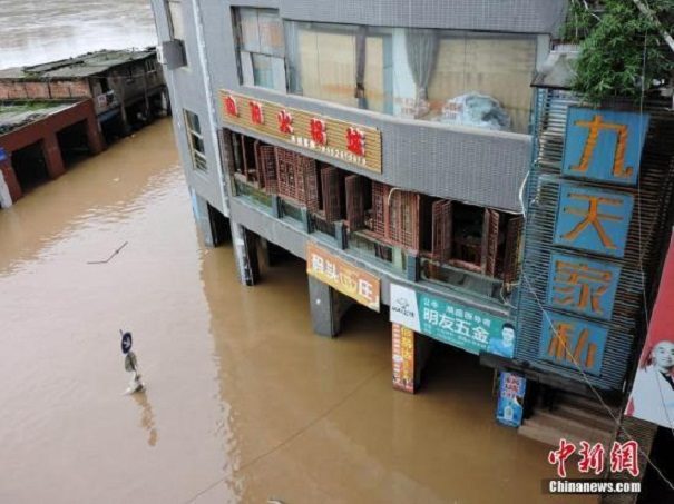 Olujne kiše izazvale poplave u dijelovima Kine, poginulo najmanje 8 osoba, a 7 je nestalo