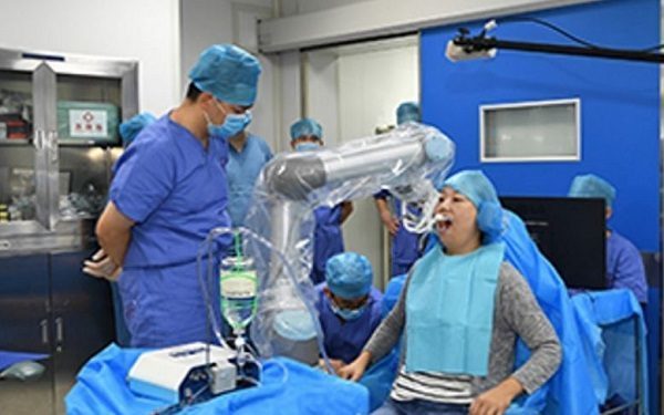 Kao da ljudski stomatolozi nisu bili dovoljno zastrašujući, robot stomatolog obavlja prvu uspješnu operaciju implantata