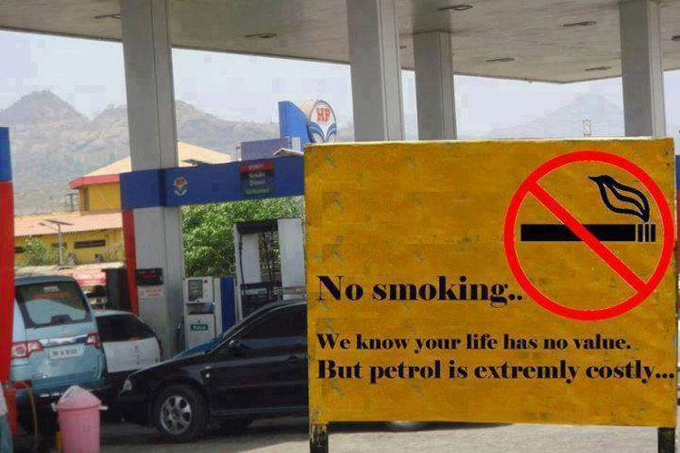 Radnik s benzinske pumpe gasi pušačevu cigaretu s aparatom za gašenje požara