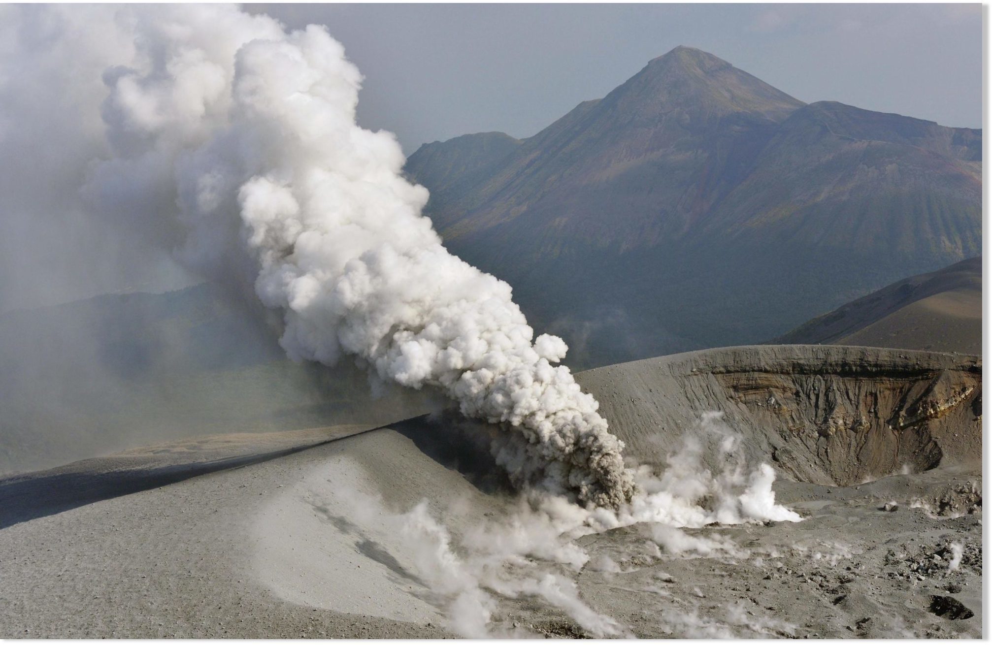 Угроза извержения. Симмоэ вулкан. Вулкан Иводзима. Симмоэ вулкан извержение в 2011. Извержения стратовулкана Симмоэ в Японии.