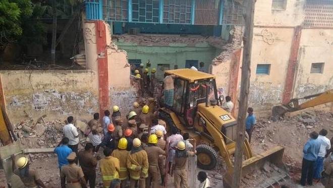 8 zaposlenika autobuskog prevoznika u Indiji poginuli kada se srušila zgrada u kojoj su spavali
