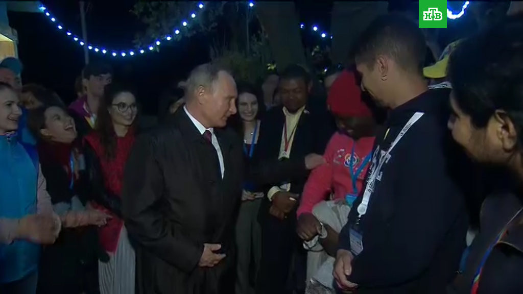 Student iz Nigerije ne može da vjeruje da ispred njega stoji ruski predsjednik - Putin: 