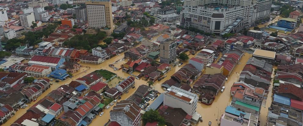 Najmanje 2 osobe poginule, 2000 ljudi evakuirano kada je oluja udarila Maleziju