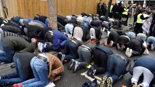Klikni za povećanje 100 pariških političara protive se uličnoj molitvi muslimana u predgrađu Clichyju