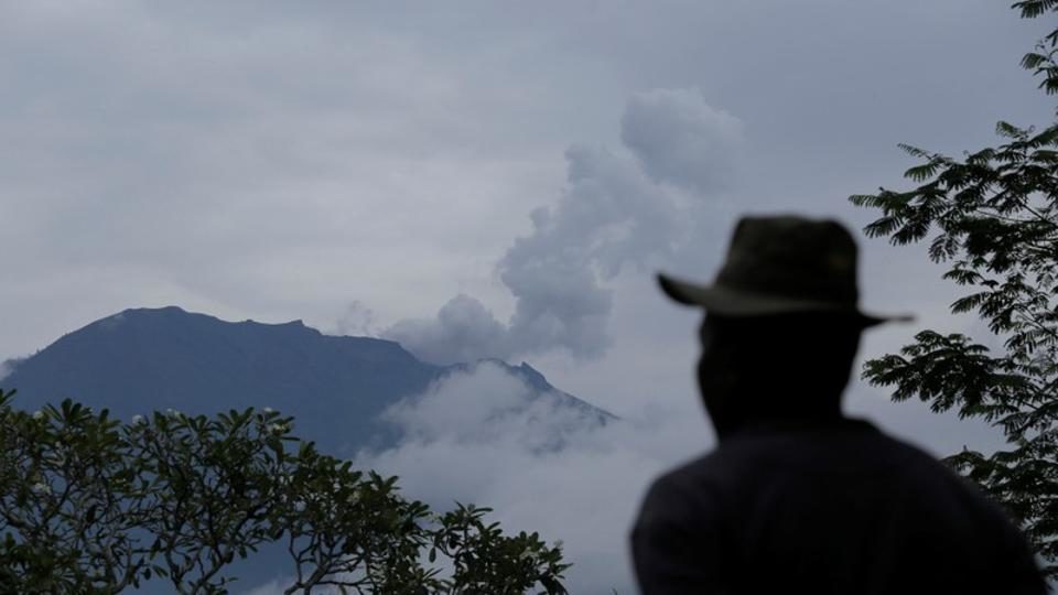 Tisuće ljudi bježi sa turističkog otoka, jer dim iz vulkana Agung oživljava erupcijske strahove