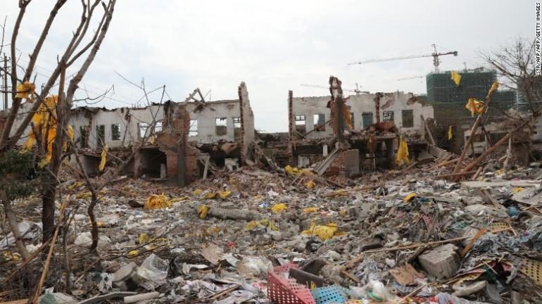 Najmanje 2 mrtvaca kao ogroman eksplozija pogodio je kineski lučki grad Ningbo