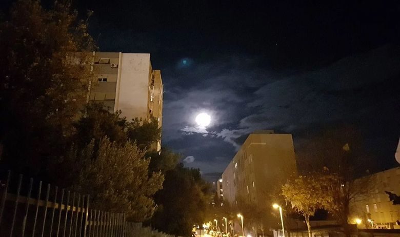 Neobično plavo svjetlo na nebu iznad Splita uznemirilo građane