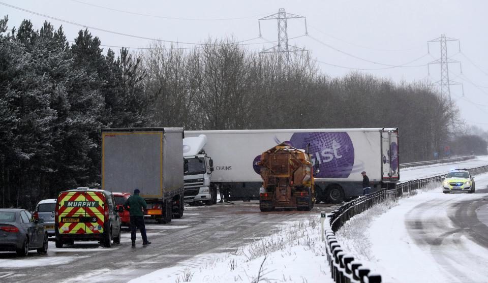 Snježna oluja u dijelu Europe izazvala nestanak struje i donijela kaos u prometu