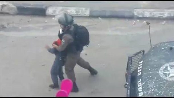 Kako izraelski vojnici hapse opasne protivnike - palestinsku djecu