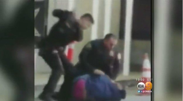 Video pokazuje kako sadistička američka policija lomi čovjeku nogu i udara glavom u pločnik