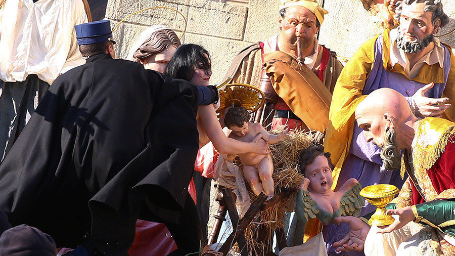 FEMEN aktivistica pokušava oteti bebu Isusa iz vatikanskih jaslica