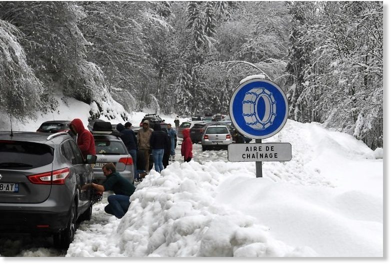 Snježne padavine zarobile 4000 turista u francuskim Alpama, poginulo skijaš