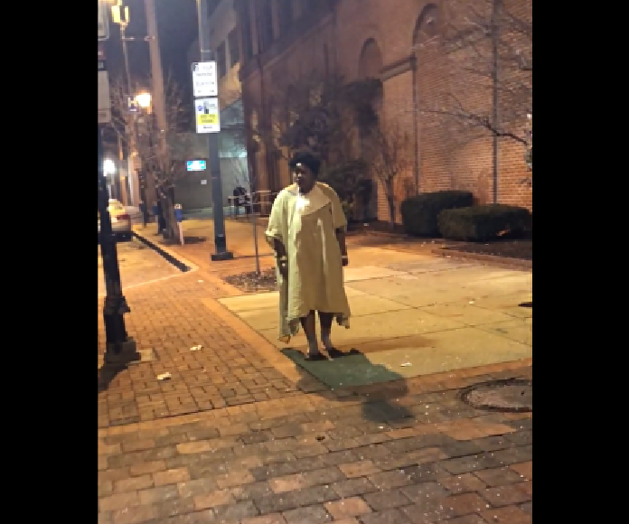 Bolničko osoblje Baltimorea ostavlja ženu na ulici na hladnoći obučenu samo u krhku bolničku haljinu
