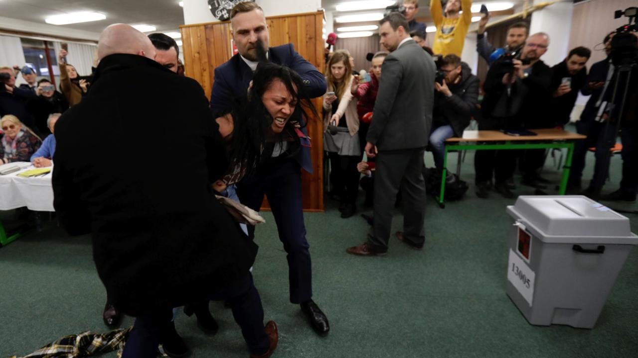 Češki predsjednik Miloš Zeman napadnut od članice Femena