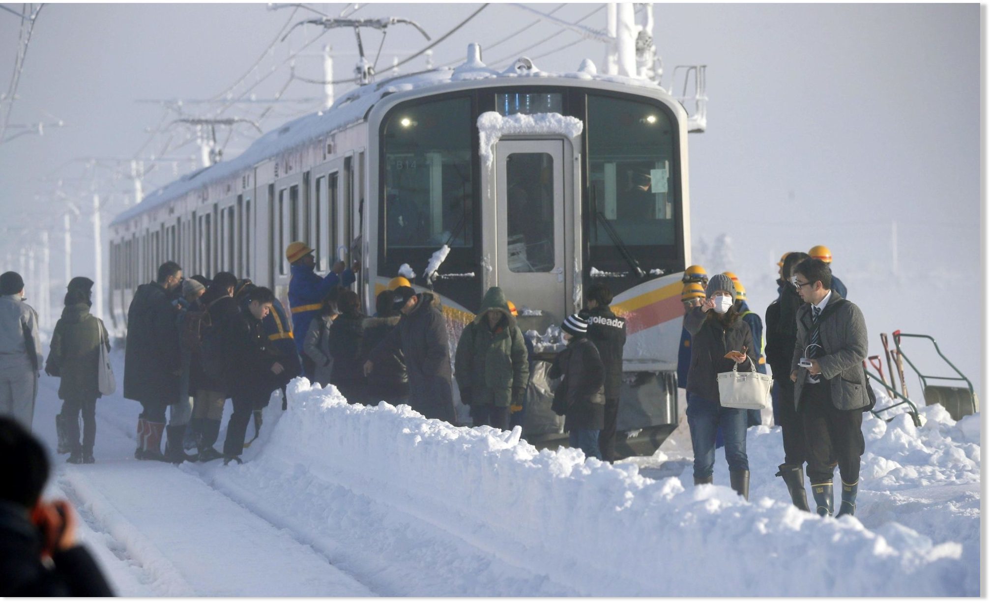 Velike snježne padavine zarobile 430 putnika preko noći na nasukanom vlaku u Japanu