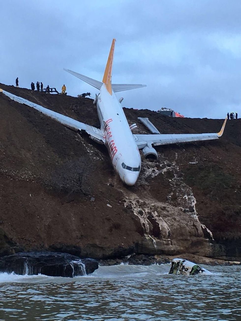 Putnički zrakoplov s više od 160 putnika skliznuo s piste, završio na blatnoj litici iznad morske obale u Turskoj