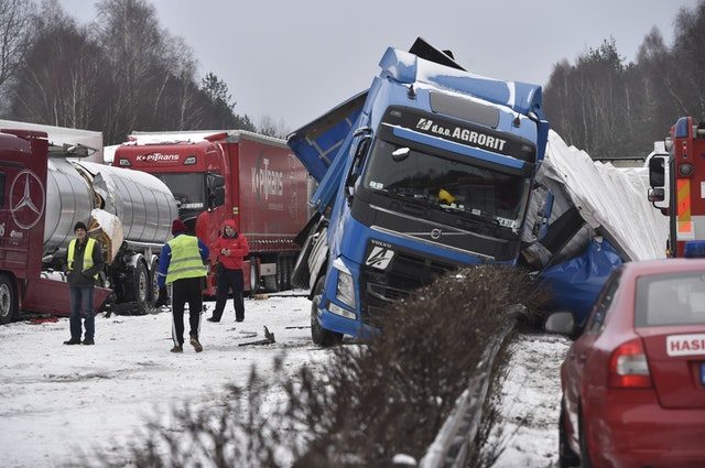 Snježne padavine uzrokovale veliki broj saobraćajnih nesreća u Češkoj, zatvoren auto-put