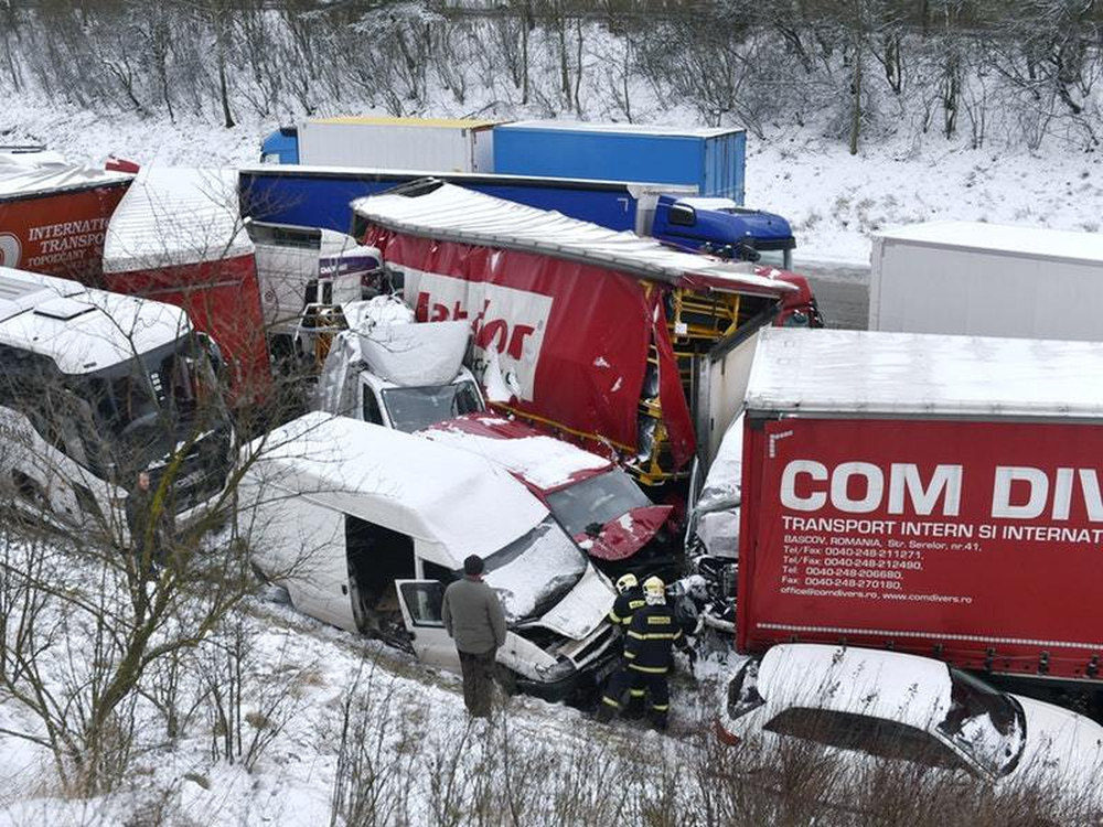 Snježne padavine uzrokovale veliki broj saobraćajnih nesreća u Češkoj, zatvoren auto-put