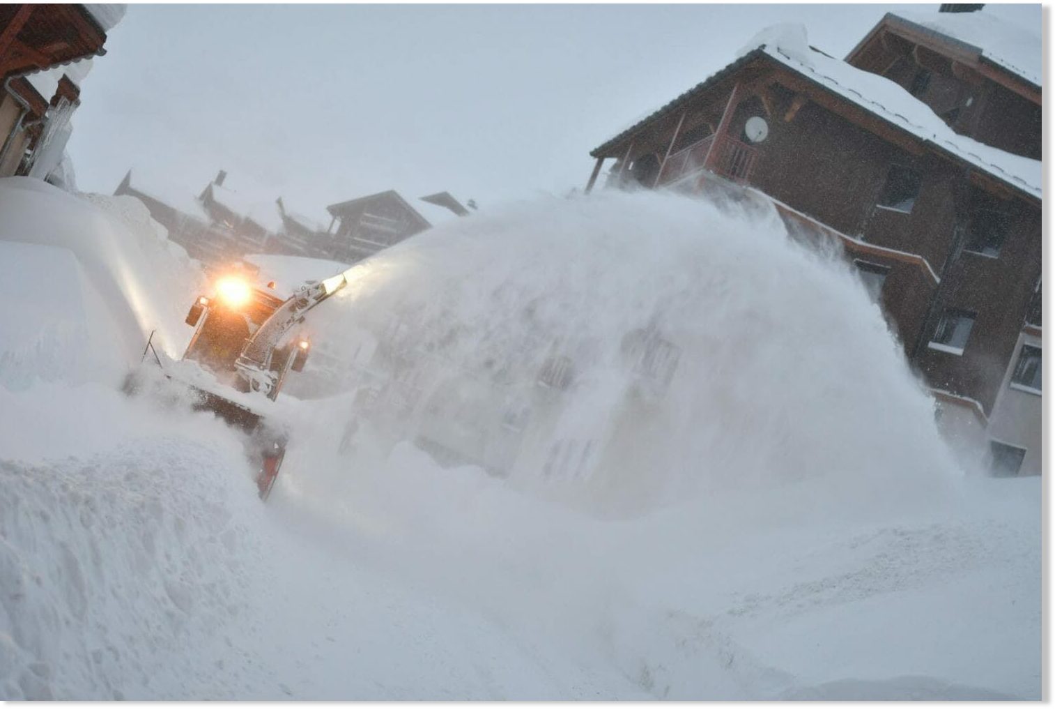 Alpski turistički centar ponovo odsjećen jer teški snijeg zatvara željezničke i cestovne veze
