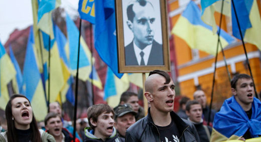 Ukrajinski nacionalisti s desničarskim simbolima i portretom Stepana Bandere