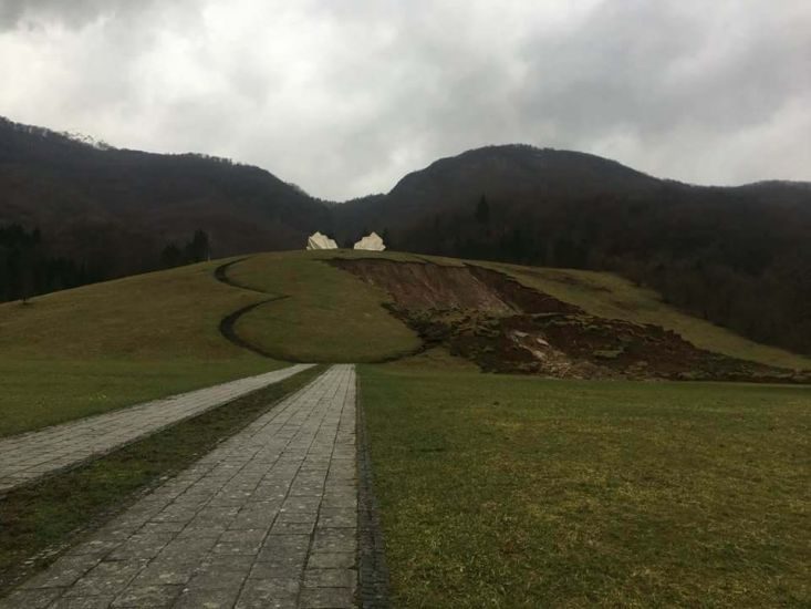 Tjentište, BiH: Obilna kiša izazvala klizište kod spomenika poginulih partizana