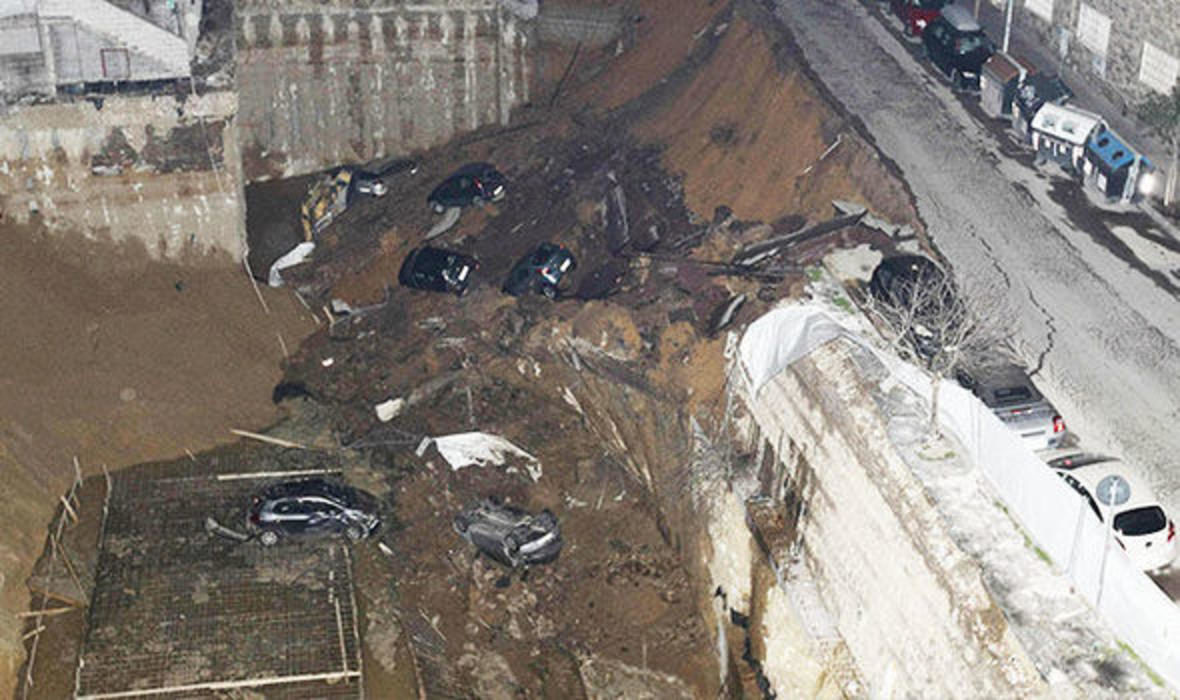Masivna rupa progutala nekoliko automobila, evakuacija iz okolnih zgrada u Rimu