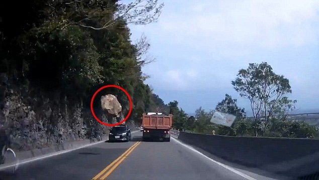 Tajvanski vozač prevario smrt za jednu sekundu kada je stijena iznenada pala s litice na prometnu autocestu