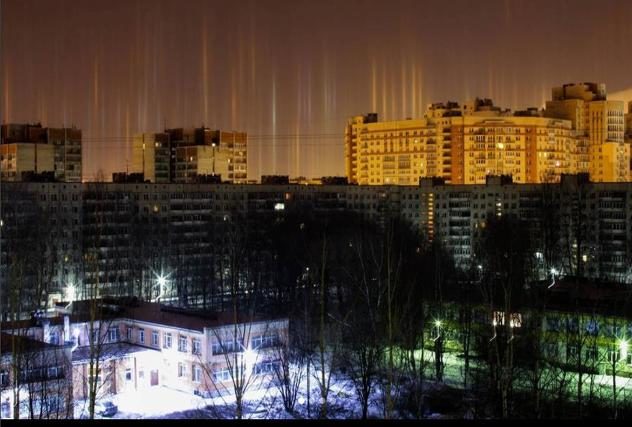 Rijedak fenomen svjetlosnih stubova u St. Petersburgu, Rusija