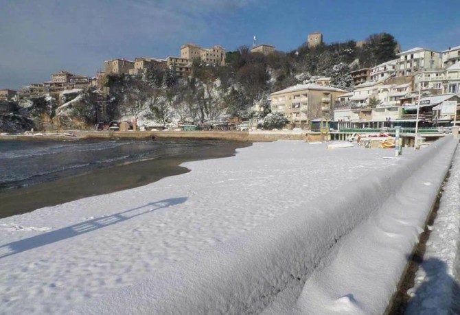 U najjužnijoj opštini, poznata Mala plaža je, umjesto pijeskom, prekrivena snijegom