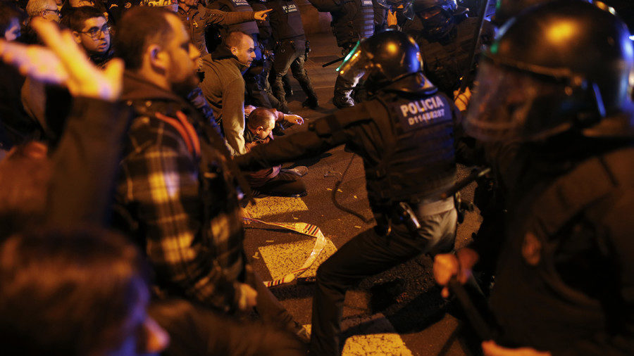 Deseci povrijeđenih u sukobu s policijom u Barceloni jer tisuće prosvjeduju zbog zatvaranja katalonskih lidera