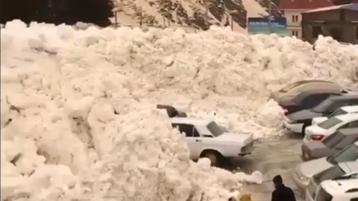 Brojni automobili uništeni nakon masivne lavine na Kavkazu