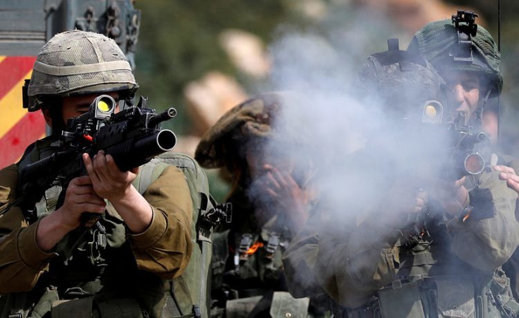 Izraelski snajperski puca paljenica Palestina na granici Gaze na zvuk uzbuđenja