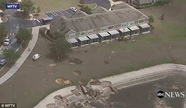 Na Floridi se otvorilo 12 rupa prisiljavajući na evakuaciju 8 domova
