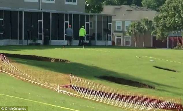 Na Floridi se otvorilo 12 rupa prisiljavajući na evakuaciju 8 domova
