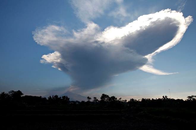Indonezija evakuira stanovnike, zatvara zračnu luku nakon izbijanja Java vulkana