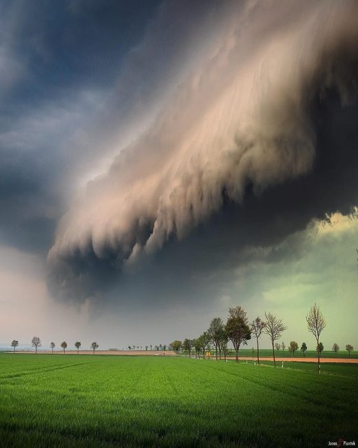 Klikni za povećanje Dramatic skies as a shelf cloud rolled in over Wolfenbüttel, Germany