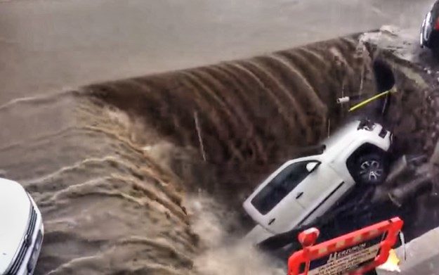 Poplave u turskom gradu uzrokovale ponore i urušavanje cesta