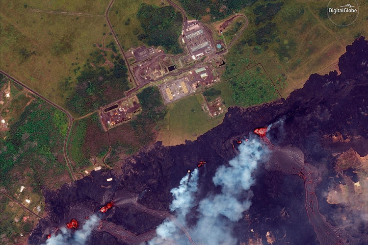 Havajski vulkan formira plavi plamen iz metana u napuknutim cestama