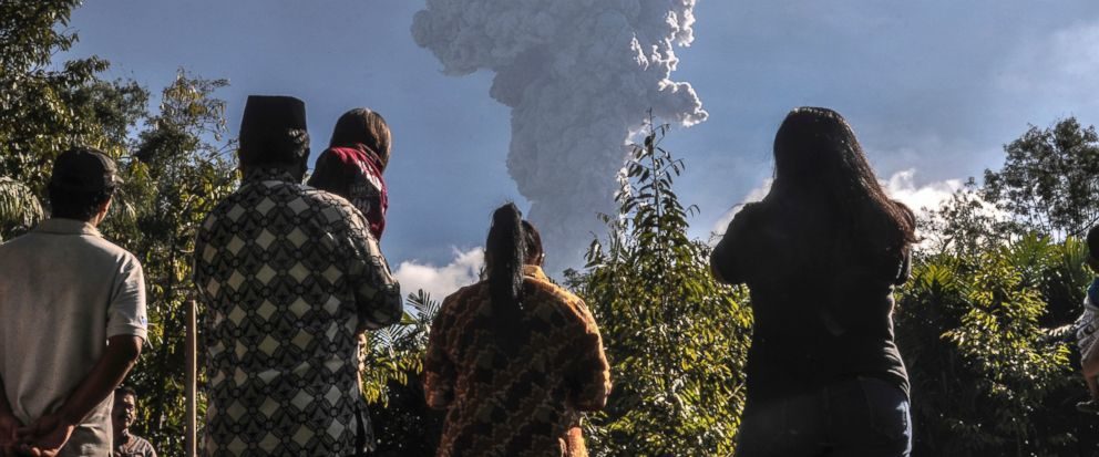 Indonezijski vulkan Merapi izbacuje visoki stup od pepela koji je počeo padati na obližnja sela