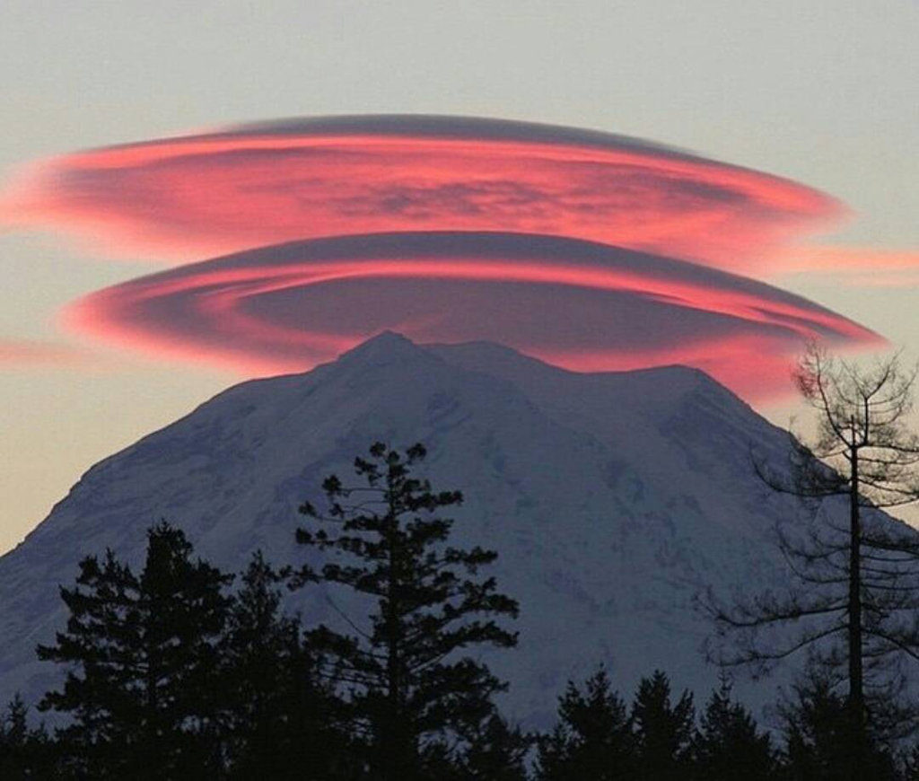 Klikni za povećanje Lenticular clouds at My Rainier