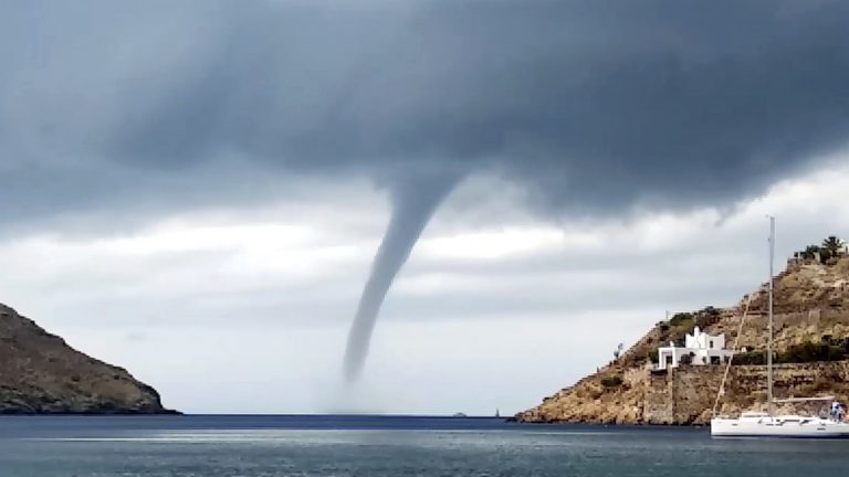 Veliki vodeni tornado pojavio se na grčkoj plaži