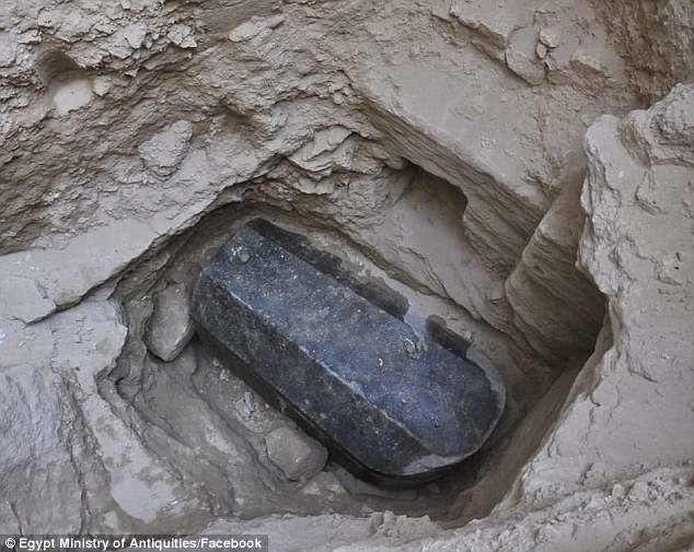 Masivni kameni kovčeg bio je pokopan više od 16 stopa ispod površine uz veliku alabastersku glavu - vjerojatno pripadnika čovjeka koji je posjedovao grobnicu
