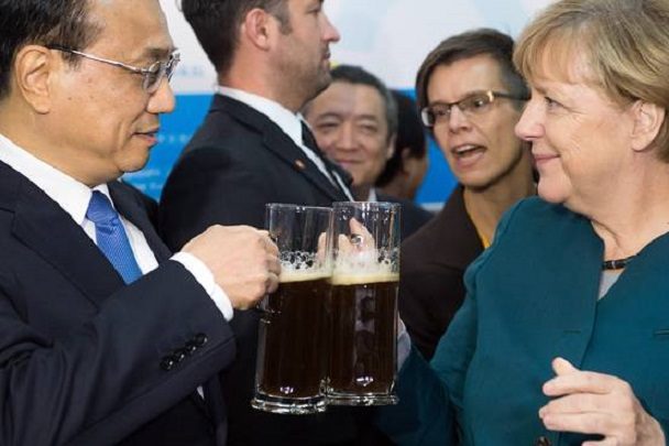 Njemačka kancelarka Angela Merkel i kineski premijera Li Keqiang tost s bezalkoholnim tamnim pivom.