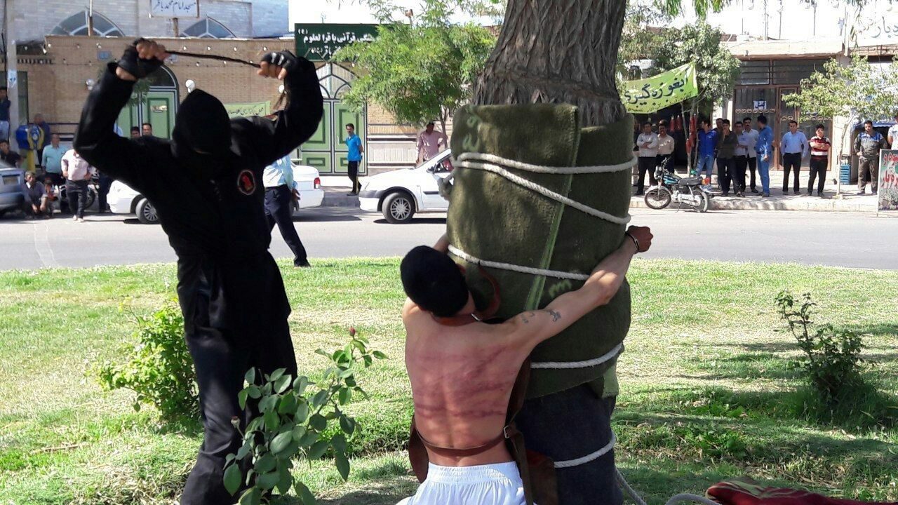 Čovjek je primio 80 udara biča u Iranu zato što je pio alkohol kao tinejđer prije 10 godina