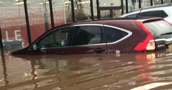 Ekstremna poplava ispraznila parkiralište auto salona u New Jersey, SAD