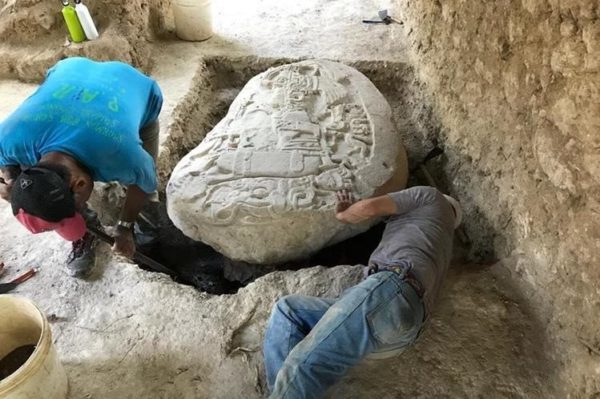 1500 godina star kameni oltar Maja pronađen u džungli na sjeveru Gvatemale