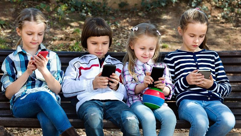 Studija: Pametni telefoni su opasni po mentalno zdravlje djece