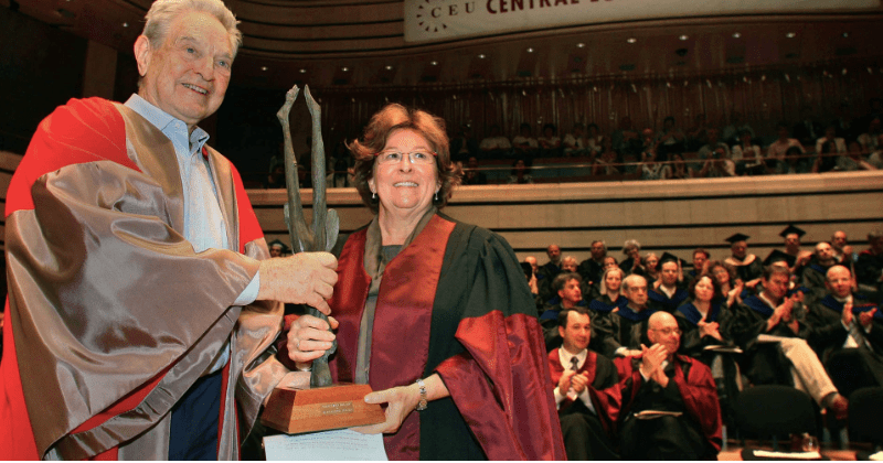 23. lipnja 2010. u Srednjoeuropskom sveučilištu Louise Arbour prima nagradu od Georga Sorosa