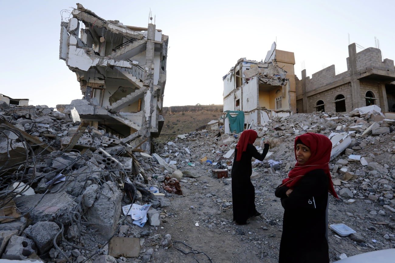 Yemen women inspect bomb